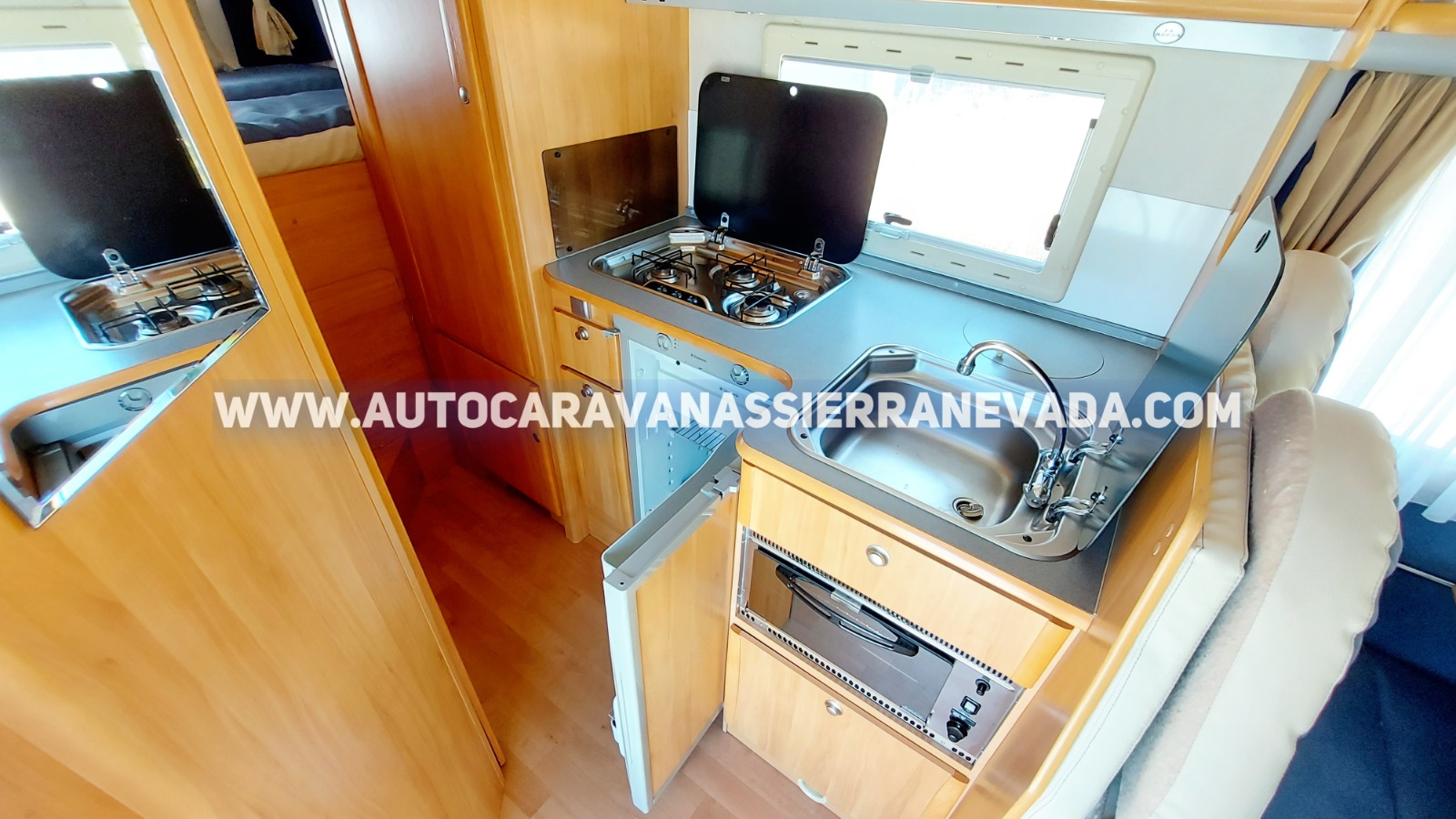 Autocaravana Capuchina de la marca ADRIA, modelo Coral 660 SP. Una marca Eslovena preparada para fríos extremos. Reseña sobre AUTOCARAVANAS SIERRA NEVADA. Las mejores reseñas de AUTOCARAVANAS DE SEGUNDA MANO DE ESPAÑA. Reseña de JOSÉ FELIPE PESQUERO. En el ámbito de ventas: Alejandra nos mostró varias autocaravanas. Fue superprofesional, nos dejó nuestro espacio para poder verlas y sentirlas y no nos presionó en la compra en ningún momento. Eso, en mi opinión, la convierte en una gran vendedora, por vender desde la seguridad y no desde la necesidad. FELICIDADES POR UNA VENDEDORA ASÍ EN EL EQUIPO. Días posteriores, pedí ir con un experto y hacer una prueba dinámica. Estuvieron colaborativos y Rubén, el jefe de taller, condujo y realizó la prueba dinámica con nosotros. Este puede ser el punto más débil de la venta, porque considero que, ya de ser el comprador, el que realice la conducción, como cuando se compra un coche. Si mejorasen ese detalle, sería un 100 % de satisfacción. Rubén fue superamable, nos resolvió dudas, me ayudó a entender mejor el funcionamiento de estos motores y cómo hacerlos eternos y anotó las deficiencias ñoñas que le vimos en la autocaravana para subsanarlas. El día de la entrega nos dimos cuenta de un par de detalles y lo solucionaron inmediatamente. Genial Rubén. Otro gran valor para el equipo. A nivel legal: Yo detecté una anotación en la ficha técnica, con respecto al pesaje que no me convencía. Así se lo expuse a Amparo, que es la encargada de todo el tema de documentación y de financiación. Lo que pudo solucionar ella, lo hizo de manera eficiente y, como lo del pesaje no se encontraba con los datos suficientes, lo transmitió a la gerencia de la empresa Alex y él personalmente me llamó y accedió sin ningún problema a meter la autocaravana en báscula antes de finalizar la compra. Aunque yo la pesé, porque así lo expresé como condicionante, Alex me envió un ticket de pesaje, para que yo estuviese más tranquilo, hasta el día de la recogida. Esta atención por parte de Amparo, de Alex y de su hermano, que también intervino en solucionar, esta duda mía, fue algo que me gustó. Que unos jefes traten personalmente y no lo deleguen todo, había de la implicación y de la disposición, como así me lo transmitieron, de que buscan la satisfacción del cliente. La recogida: Nos mandaron un taxi a la estación para realizarnos de manera gratuita el traslado al concesionario. Es un detalle que se agradece. El taxista nos llamó minutos antes de nuestra llegada a la estación para confirmarnos qué nos esperaba y dónde se encontraba aparcado. Tras el pesaje y solucionar el tema financiero, a la tarde nos explicaron el funcionamiento de la autocaravana, grabando un video con un terminal de la empresa de más de 1 h. Este vídeo, al día siguiente, nos lo facilitaron con un enlace en YouTube, junto con unas fotografías que nos hicieron del momento de la entrega. Fue en esta explicación donde detectamos algunos detalles mejorables y lo solucionaron en el momento. Detalles como no tener rellena la ficha del mantenimiento del vehículo, un oscurecedores que no se desplazaba bien o un problema con el reclutamiento de la cama en isla. Si bien es cierto que esto debería estar revisado y realizado antes, no nos hicieron esperar mucho tiempo en solucionarlo. La invitación a un café y la entrega de unos detalles, fue lo que les llevó a solventar esos detalles. En resumen, una empresa que cuenta con muy buenos profesionales. Con una gerencia implicada que supo tratar a unos clientes pejigueros como nosotros. ¡GRACIAS EQUIPO!! 🙏 Gracias, Jose Felipe Pesquero, por tu detallada reseña y por confiar en Autocaravanas Sierra Nevada. Comentarios como el tuyo nos ayudan a seguir creciendo y a demostrar por qué somos, posiblemente, la mejor empresa de autocaravanas de segunda mano de España. 🔹 En el ámbito de ventas: Nos alegra enormemente que destaques la profesionalidad de Alejandra. Creemos firmemente en un trato cercano, sin presiones, donde el cliente pueda explorar y decidir con tranquilidad. Tu reconocimiento a su forma de trabajar nos motiva a seguir en esa línea. 🔹 Prueba dinámica y taller: Agradecemos tu observación sobre la conducción en la prueba dinámica. Tomamos nota de tu sugerencia para mejorar este aspecto y ofrecer una experiencia aún más completa. Nos enorgullece que valores el trabajo de Rubén, nuestro jefe de taller, por su amabilidad, conocimientos técnicos y disposición para resolver dudas y subsanar detalles al instante. Sin duda, es un pilar fundamental de nuestro equipo. 🔹 A nivel legal y documentación: Nos satisface que la atención de Amparo y la implicación directa de Álex y su hermano te transmitieran confianza y transparencia. Para nosotros es esencial, que la gerencia esté presente y cercana, resolviendo personalmente las dudas de nuestros clientes. El pesaje adicional y el ticket entregado son un ejemplo de nuestro compromiso con la tranquilidad y seguridad de quienes nos eligen. 🔹 La recogida: Nos alegra que valoraras el detalle del traslado gratuito en taxi, así como la explicación completa del funcionamiento de la autocaravana y el vídeo personalizado para que pudieras consultarlo después. También agradecemos tu comprensión respecto a los pequeños ajustes detectados en la entrega, que fueron solucionados de inmediato. Nuestro objetivo es siempre entregar el vehículo en las mejores condiciones, y tu comentario nos anima a reforzar aún más las revisiones previas. ✨ En resumen, gracias por reconocer la profesionalidad de nuestro equipo y la implicación de la gerencia. Los Clientes exigentes y atentos como vosotros nos ayudan a mejorar cada día y a mantener el nivel de excelencia que nos caracteriza. 🚐 ¡Que disfrutéis al máximo de vuestra autocaravana y de todas las aventuras que os esperan! Aquí nos tendréis siempre para acompañaros en el camino. Autocaravanas Sierra Nevada: más de 20 años de experiencia, calidad y confianza.