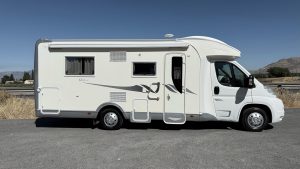 Reseña sobre AUTOCARAVANAS SIERRA NEVADA. Las mejores reseñas de AUTOCARAVANAS DE SEGUNDA MANO DE ESPAÑA. Reseña de JOSÉ FELIPE PESQUERO. En el ámbito de ventas: Alejandra nos mostró varias autocaravanas. Fue superprofesional, nos dejó nuestro espacio para poder verlas y sentirlas y no nos presionó en la compra en ningún momento. Eso, en mi opinión, la convierte en una gran vendedora, por vender desde la seguridad y no desde la necesidad. FELICIDADES POR UNA VENDEDORA ASÍ EN EL EQUIPO. Días posteriores, pedí ir con un experto y hacer una prueba dinámica. Estuvieron colaborativos y Rubén, el jefe de taller, condujo y realizó la prueba dinámica con nosotros. Este puede ser el punto más débil de la venta, porque considero que, ya de ser el comprador, el que realice la conducción, como cuando se compra un coche. Si mejorasen ese detalle, sería un 100 % de satisfacción. Rubén fue superamable, nos resolvió dudas, me ayudó a entender mejor el funcionamiento de estos motores y cómo hacerlos eternos y anotó las deficiencias ñoñas que le vimos en la autocaravana para subsanarlas. El día de la entrega nos dimos cuenta de un par de detalles y lo solucionaron inmediatamente. Genial Rubén. Otro gran valor para el equipo. A nivel legal: Yo detecté una anotación en la ficha técnica, con respecto al pesaje que no me convencía. Así se lo expuse a Amparo, que es la encargada de todo el tema de documentación y de financiación. Lo que pudo solucionar ella, lo hizo de manera eficiente y, como lo del pesaje no se encontraba con los datos suficientes, lo transmitió a la gerencia de la empresa Alex y él personalmente me llamó y accedió sin ningún problema a meter la autocaravana en báscula antes de finalizar la compra. Aunque yo la pesé, porque así lo expresé como condicionante, Alex me envió un ticket de pesaje, para que yo estuviese más tranquilo, hasta el día de la recogida. Esta atención por parte de Amparo, de Alex y de su hermano, que también intervino en solucionar, esta duda mía, fue algo que me gustó. Que unos jefes traten personalmente y no lo deleguen todo, había de la implicación y de la disposición, como así me lo transmitieron, de que buscan la satisfacción del cliente. La recogida: Nos mandaron un taxi a la estación para realizarnos de manera gratuita el traslado al concesionario. Es un detalle que se agradece. El taxista nos llamó minutos antes de nuestra llegada a la estación para confirmarnos qué nos esperaba y dónde se encontraba aparcado. Tras el pesaje y solucionar el tema financiero, a la tarde nos explicaron el funcionamiento de la autocaravana, grabando un video con un terminal de la empresa de más de 1 h. Este vídeo, al día siguiente, nos lo facilitaron con un enlace en YouTube, junto con unas fotografías que nos hicieron del momento de la entrega. Fue en esta explicación donde detectamos algunos detalles mejorables y lo solucionaron en el momento. Detalles como no tener rellena la ficha del mantenimiento del vehículo, un oscurecedores que no se desplazaba bien o un problema con el reclutamiento de la cama en isla. Si bien es cierto que esto debería estar revisado y realizado antes, no nos hicieron esperar mucho tiempo en solucionarlo. La invitación a un café y la entrega de unos detalles, fue lo que les llevó a solventar esos detalles. En resumen, una empresa que cuenta con muy buenos profesionales. Con una gerencia implicada que supo tratar a unos clientes pejigueros como nosotros. ¡GRACIAS EQUIPO!! 🙏 Gracias, Jose Felipe Pesquero, por tu detallada reseña y por confiar en Autocaravanas Sierra Nevada. Comentarios como el tuyo nos ayudan a seguir creciendo y a demostrar por qué somos, posiblemente, la mejor empresa de autocaravanas de segunda mano de España. 🔹 En el ámbito de ventas: Nos alegra enormemente que destaques la profesionalidad de Alejandra. Creemos firmemente en un trato cercano, sin presiones, donde el cliente pueda explorar y decidir con tranquilidad. Tu reconocimiento a su forma de trabajar nos motiva a seguir en esa línea. 🔹 Prueba dinámica y taller: Agradecemos tu observación sobre la conducción en la prueba dinámica. Tomamos nota de tu sugerencia para mejorar este aspecto y ofrecer una experiencia aún más completa. Nos enorgullece que valores el trabajo de Rubén, nuestro jefe de taller, por su amabilidad, conocimientos técnicos y disposición para resolver dudas y subsanar detalles al instante. Sin duda, es un pilar fundamental de nuestro equipo. 🔹 A nivel legal y documentación: Nos satisface que la atención de Amparo y la implicación directa de Álex y su hermano te transmitieran confianza y transparencia. Para nosotros es esencial, que la gerencia esté presente y cercana, resolviendo personalmente las dudas de nuestros clientes. El pesaje adicional y el ticket entregado son un ejemplo de nuestro compromiso con la tranquilidad y seguridad de quienes nos eligen. 🔹 La recogida: Nos alegra que valoraras el detalle del traslado gratuito en taxi, así como la explicación completa del funcionamiento de la autocaravana y el vídeo personalizado para que pudieras consultarlo después. También agradecemos tu comprensión respecto a los pequeños ajustes detectados en la entrega, que fueron solucionados de inmediato. Nuestro objetivo es siempre entregar el vehículo en las mejores condiciones, y tu comentario nos anima a reforzar aún más las revisiones previas. ✨ En resumen, gracias por reconocer la profesionalidad de nuestro equipo y la implicación de la gerencia. Los Clientes exigentes y atentos como vosotros nos ayudan a mejorar cada día y a mantener el nivel de excelencia que nos caracteriza. 🚐 ¡Que disfrutéis al máximo de vuestra autocaravana y de todas las aventuras que os esperan! Aquí nos tendréis siempre para acompañaros en el camino. Autocaravanas Sierra Nevada: más de 20 años de experiencia, calidad y confianza.