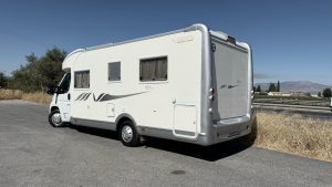 Reseña sobre AUTOCARAVANAS SIERRA NEVADA. Las mejores reseñas de AUTOCARAVANAS DE SEGUNDA MANO DE ESPAÑA. Reseña de JOSÉ FELIPE PESQUERO. En el ámbito de ventas: Alejandra nos mostró varias autocaravanas. Fue superprofesional, nos dejó nuestro espacio para poder verlas y sentirlas y no nos presionó en la compra en ningún momento. Eso, en mi opinión, la convierte en una gran vendedora, por vender desde la seguridad y no desde la necesidad. FELICIDADES POR UNA VENDEDORA ASÍ EN EL EQUIPO. Días posteriores, pedí ir con un experto y hacer una prueba dinámica. Estuvieron colaborativos y Rubén, el jefe de taller, condujo y realizó la prueba dinámica con nosotros. Este puede ser el punto más débil de la venta, porque considero que, ya de ser el comprador, el que realice la conducción, como cuando se compra un coche. Si mejorasen ese detalle, sería un 100 % de satisfacción. Rubén fue superamable, nos resolvió dudas, me ayudó a entender mejor el funcionamiento de estos motores y cómo hacerlos eternos y anotó las deficiencias ñoñas que le vimos en la autocaravana para subsanarlas. El día de la entrega nos dimos cuenta de un par de detalles y lo solucionaron inmediatamente. Genial Rubén. Otro gran valor para el equipo. A nivel legal: Yo detecté una anotación en la ficha técnica, con respecto al pesaje que no me convencía. Así se lo expuse a Amparo, que es la encargada de todo el tema de documentación y de financiación. Lo que pudo solucionar ella, lo hizo de manera eficiente y, como lo del pesaje no se encontraba con los datos suficientes, lo transmitió a la gerencia de la empresa Alex y él personalmente me llamó y accedió sin ningún problema a meter la autocaravana en báscula antes de finalizar la compra. Aunque yo la pesé, porque así lo expresé como condicionante, Alex me envió un ticket de pesaje, para que yo estuviese más tranquilo, hasta el día de la recogida. Esta atención por parte de Amparo, de Alex y de su hermano, que también intervino en solucionar, esta duda mía, fue algo que me gustó. Que unos jefes traten personalmente y no lo deleguen todo, había de la implicación y de la disposición, como así me lo transmitieron, de que buscan la satisfacción del cliente. La recogida: Nos mandaron un taxi a la estación para realizarnos de manera gratuita el traslado al concesionario. Es un detalle que se agradece. El taxista nos llamó minutos antes de nuestra llegada a la estación para confirmarnos qué nos esperaba y dónde se encontraba aparcado. Tras el pesaje y solucionar el tema financiero, a la tarde nos explicaron el funcionamiento de la autocaravana, grabando un video con un terminal de la empresa de más de 1 h. Este vídeo, al día siguiente, nos lo facilitaron con un enlace en YouTube, junto con unas fotografías que nos hicieron del momento de la entrega. Fue en esta explicación donde detectamos algunos detalles mejorables y lo solucionaron en el momento. Detalles como no tener rellena la ficha del mantenimiento del vehículo, un oscurecedores que no se desplazaba bien o un problema con el reclutamiento de la cama en isla. Si bien es cierto que esto debería estar revisado y realizado antes, no nos hicieron esperar mucho tiempo en solucionarlo. La invitación a un café y la entrega de unos detalles, fue lo que les llevó a solventar esos detalles. En resumen, una empresa que cuenta con muy buenos profesionales. Con una gerencia implicada que supo tratar a unos clientes pejigueros como nosotros. ¡GRACIAS EQUIPO!! 🙏 Gracias, Jose Felipe Pesquero, por tu detallada reseña y por confiar en Autocaravanas Sierra Nevada. Comentarios como el tuyo nos ayudan a seguir creciendo y a demostrar por qué somos, posiblemente, la mejor empresa de autocaravanas de segunda mano de España. 🔹 En el ámbito de ventas: Nos alegra enormemente que destaques la profesionalidad de Alejandra. Creemos firmemente en un trato cercano, sin presiones, donde el cliente pueda explorar y decidir con tranquilidad. Tu reconocimiento a su forma de trabajar nos motiva a seguir en esa línea. 🔹 Prueba dinámica y taller: Agradecemos tu observación sobre la conducción en la prueba dinámica. Tomamos nota de tu sugerencia para mejorar este aspecto y ofrecer una experiencia aún más completa. Nos enorgullece que valores el trabajo de Rubén, nuestro jefe de taller, por su amabilidad, conocimientos técnicos y disposición para resolver dudas y subsanar detalles al instante. Sin duda, es un pilar fundamental de nuestro equipo. 🔹 A nivel legal y documentación: Nos satisface que la atención de Amparo y la implicación directa de Álex y su hermano te transmitieran confianza y transparencia. Para nosotros es esencial, que la gerencia esté presente y cercana, resolviendo personalmente las dudas de nuestros clientes. El pesaje adicional y el ticket entregado son un ejemplo de nuestro compromiso con la tranquilidad y seguridad de quienes nos eligen. 🔹 La recogida: Nos alegra que valoraras el detalle del traslado gratuito en taxi, así como la explicación completa del funcionamiento de la autocaravana y el vídeo personalizado para que pudieras consultarlo después. También agradecemos tu comprensión respecto a los pequeños ajustes detectados en la entrega, que fueron solucionados de inmediato. Nuestro objetivo es siempre entregar el vehículo en las mejores condiciones, y tu comentario nos anima a reforzar aún más las revisiones previas. ✨ En resumen, gracias por reconocer la profesionalidad de nuestro equipo y la implicación de la gerencia. Los Clientes exigentes y atentos como vosotros nos ayudan a mejorar cada día y a mantener el nivel de excelencia que nos caracteriza. 🚐 ¡Que disfrutéis al máximo de vuestra autocaravana y de todas las aventuras que os esperan! Aquí nos tendréis siempre para acompañaros en el camino. Autocaravanas Sierra Nevada: más de 20 años de experiencia, calidad y confianza.