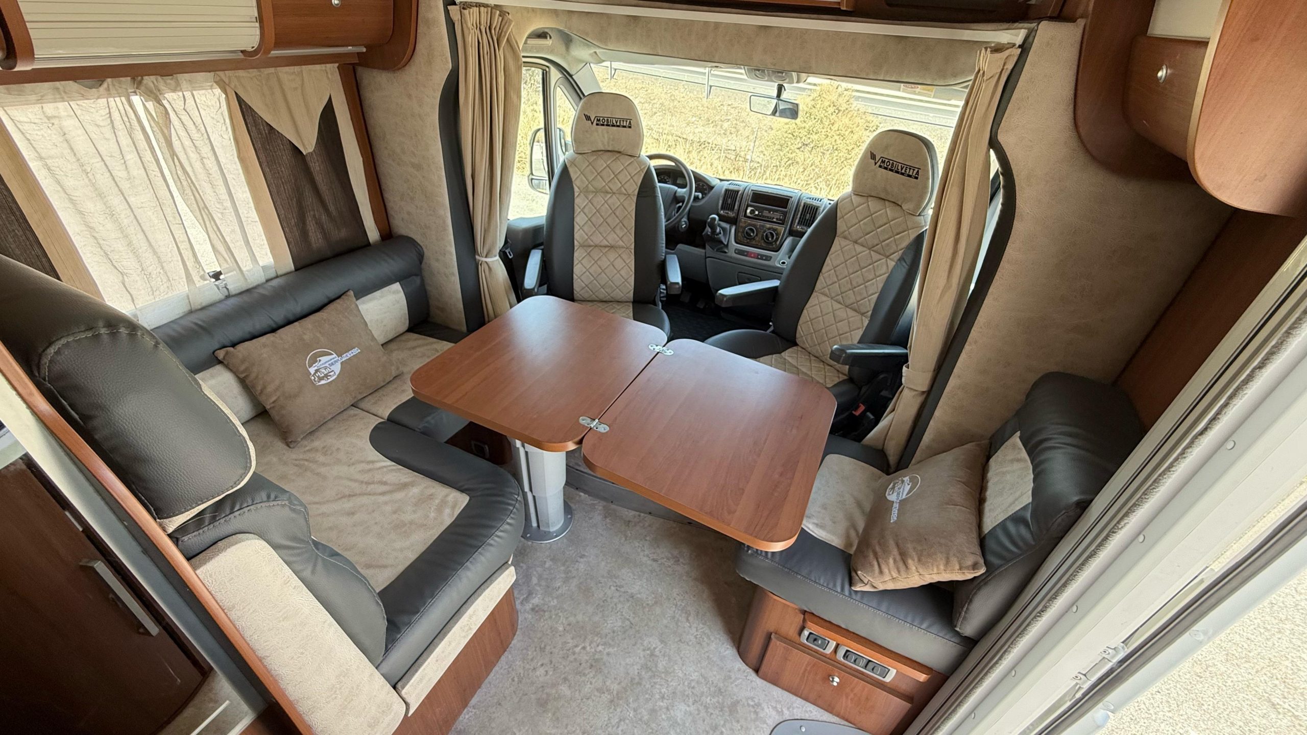 Reseña sobre AUTOCARAVANAS SIERRA NEVADA. Las mejores reseñas de AUTOCARAVANAS DE SEGUNDA MANO DE ESPAÑA. Reseña de JOSÉ FELIPE PESQUERO. En el ámbito de ventas: Alejandra nos mostró varias autocaravanas. Fue superprofesional, nos dejó nuestro espacio para poder verlas y sentirlas y no nos presionó en la compra en ningún momento. Eso, en mi opinión, la convierte en una gran vendedora, por vender desde la seguridad y no desde la necesidad. FELICIDADES POR UNA VENDEDORA ASÍ EN EL EQUIPO. Días posteriores, pedí ir con un experto y hacer una prueba dinámica. Estuvieron colaborativos y Rubén, el jefe de taller, condujo y realizó la prueba dinámica con nosotros. Este puede ser el punto más débil de la venta, porque considero que, ya de ser el comprador, el que realice la conducción, como cuando se compra un coche. Si mejorasen ese detalle, sería un 100 % de satisfacción. Rubén fue superamable, nos resolvió dudas, me ayudó a entender mejor el funcionamiento de estos motores y cómo hacerlos eternos y anotó las deficiencias ñoñas que le vimos en la autocaravana para subsanarlas. El día de la entrega nos dimos cuenta de un par de detalles y lo solucionaron inmediatamente. Genial Rubén. Otro gran valor para el equipo. A nivel legal: Yo detecté una anotación en la ficha técnica, con respecto al pesaje que no me convencía. Así se lo expuse a Amparo, que es la encargada de todo el tema de documentación y de financiación. Lo que pudo solucionar ella, lo hizo de manera eficiente y, como lo del pesaje no se encontraba con los datos suficientes, lo transmitió a la gerencia de la empresa Alex y él personalmente me llamó y accedió sin ningún problema a meter la autocaravana en báscula antes de finalizar la compra. Aunque yo la pesé, porque así lo expresé como condicionante, Alex me envió un ticket de pesaje, para que yo estuviese más tranquilo, hasta el día de la recogida. Esta atención por parte de Amparo, de Alex y de su hermano, que también intervino en solucionar, esta duda mía, fue algo que me gustó. Que unos jefes traten personalmente y no lo deleguen todo, había de la implicación y de la disposición, como así me lo transmitieron, de que buscan la satisfacción del cliente. La recogida: Nos mandaron un taxi a la estación para realizarnos de manera gratuita el traslado al concesionario. Es un detalle que se agradece. El taxista nos llamó minutos antes de nuestra llegada a la estación para confirmarnos qué nos esperaba y dónde se encontraba aparcado. Tras el pesaje y solucionar el tema financiero, a la tarde nos explicaron el funcionamiento de la autocaravana, grabando un video con un terminal de la empresa de más de 1 h. Este vídeo, al día siguiente, nos lo facilitaron con un enlace en YouTube, junto con unas fotografías que nos hicieron del momento de la entrega. Fue en esta explicación donde detectamos algunos detalles mejorables y lo solucionaron en el momento. Detalles como no tener rellena la ficha del mantenimiento del vehículo, un oscurecedores que no se desplazaba bien o un problema con el reclutamiento de la cama en isla. Si bien es cierto que esto debería estar revisado y realizado antes, no nos hicieron esperar mucho tiempo en solucionarlo. La invitación a un café y la entrega de unos detalles, fue lo que les llevó a solventar esos detalles. En resumen, una empresa que cuenta con muy buenos profesionales. Con una gerencia implicada que supo tratar a unos clientes pejigueros como nosotros. ¡GRACIAS EQUIPO!! 🙏 Gracias, Jose Felipe Pesquero, por tu detallada reseña y por confiar en Autocaravanas Sierra Nevada. Comentarios como el tuyo nos ayudan a seguir creciendo y a demostrar por qué somos, posiblemente, la mejor empresa de autocaravanas de segunda mano de España. 🔹 En el ámbito de ventas: Nos alegra enormemente que destaques la profesionalidad de Alejandra. Creemos firmemente en un trato cercano, sin presiones, donde el cliente pueda explorar y decidir con tranquilidad. Tu reconocimiento a su forma de trabajar nos motiva a seguir en esa línea. 🔹 Prueba dinámica y taller: Agradecemos tu observación sobre la conducción en la prueba dinámica. Tomamos nota de tu sugerencia para mejorar este aspecto y ofrecer una experiencia aún más completa. Nos enorgullece que valores el trabajo de Rubén, nuestro jefe de taller, por su amabilidad, conocimientos técnicos y disposición para resolver dudas y subsanar detalles al instante. Sin duda, es un pilar fundamental de nuestro equipo. 🔹 A nivel legal y documentación: Nos satisface que la atención de Amparo y la implicación directa de Álex y su hermano te transmitieran confianza y transparencia. Para nosotros es esencial, que la gerencia esté presente y cercana, resolviendo personalmente las dudas de nuestros clientes. El pesaje adicional y el ticket entregado son un ejemplo de nuestro compromiso con la tranquilidad y seguridad de quienes nos eligen. 🔹 La recogida: Nos alegra que valoraras el detalle del traslado gratuito en taxi, así como la explicación completa del funcionamiento de la autocaravana y el vídeo personalizado para que pudieras consultarlo después. También agradecemos tu comprensión respecto a los pequeños ajustes detectados en la entrega, que fueron solucionados de inmediato. Nuestro objetivo es siempre entregar el vehículo en las mejores condiciones, y tu comentario nos anima a reforzar aún más las revisiones previas. ✨ En resumen, gracias por reconocer la profesionalidad de nuestro equipo y la implicación de la gerencia. Los Clientes exigentes y atentos como vosotros nos ayudan a mejorar cada día y a mantener el nivel de excelencia que nos caracteriza. 🚐 ¡Que disfrutéis al máximo de vuestra autocaravana y de todas las aventuras que os esperan! Aquí nos tendréis siempre para acompañaros en el camino. Autocaravanas Sierra Nevada: más de 20 años de experiencia, calidad y confianza.