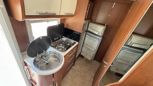 Reseña sobre AUTOCARAVANAS SIERRA NEVADA. Las mejores reseñas de AUTOCARAVANAS DE SEGUNDA MANO DE ESPAÑA. Reseña de JOSÉ FELIPE PESQUERO. En el ámbito de ventas: Alejandra nos mostró varias autocaravanas. Fue superprofesional, nos dejó nuestro espacio para poder verlas y sentirlas y no nos presionó en la compra en ningún momento. Eso, en mi opinión, la convierte en una gran vendedora, por vender desde la seguridad y no desde la necesidad. FELICIDADES POR UNA VENDEDORA ASÍ EN EL EQUIPO. Días posteriores, pedí ir con un experto y hacer una prueba dinámica. Estuvieron colaborativos y Rubén, el jefe de taller, condujo y realizó la prueba dinámica con nosotros. Este puede ser el punto más débil de la venta, porque considero que, ya de ser el comprador, el que realice la conducción, como cuando se compra un coche. Si mejorasen ese detalle, sería un 100 % de satisfacción. Rubén fue superamable, nos resolvió dudas, me ayudó a entender mejor el funcionamiento de estos motores y cómo hacerlos eternos y anotó las deficiencias ñoñas que le vimos en la autocaravana para subsanarlas. El día de la entrega nos dimos cuenta de un par de detalles y lo solucionaron inmediatamente. Genial Rubén. Otro gran valor para el equipo. A nivel legal: Yo detecté una anotación en la ficha técnica, con respecto al pesaje que no me convencía. Así se lo expuse a Amparo, que es la encargada de todo el tema de documentación y de financiación. Lo que pudo solucionar ella, lo hizo de manera eficiente y, como lo del pesaje no se encontraba con los datos suficientes, lo transmitió a la gerencia de la empresa Alex y él personalmente me llamó y accedió sin ningún problema a meter la autocaravana en báscula antes de finalizar la compra. Aunque yo la pesé, porque así lo expresé como condicionante, Alex me envió un ticket de pesaje, para que yo estuviese más tranquilo, hasta el día de la recogida. Esta atención por parte de Amparo, de Alex y de su hermano, que también intervino en solucionar, esta duda mía, fue algo que me gustó. Que unos jefes traten personalmente y no lo deleguen todo, había de la implicación y de la disposición, como así me lo transmitieron, de que buscan la satisfacción del cliente. La recogida: Nos mandaron un taxi a la estación para realizarnos de manera gratuita el traslado al concesionario. Es un detalle que se agradece. El taxista nos llamó minutos antes de nuestra llegada a la estación para confirmarnos qué nos esperaba y dónde se encontraba aparcado. Tras el pesaje y solucionar el tema financiero, a la tarde nos explicaron el funcionamiento de la autocaravana, grabando un video con un terminal de la empresa de más de 1 h. Este vídeo, al día siguiente, nos lo facilitaron con un enlace en YouTube, junto con unas fotografías que nos hicieron del momento de la entrega. Fue en esta explicación donde detectamos algunos detalles mejorables y lo solucionaron en el momento. Detalles como no tener rellena la ficha del mantenimiento del vehículo, un oscurecedores que no se desplazaba bien o un problema con el reclutamiento de la cama en isla. Si bien es cierto que esto debería estar revisado y realizado antes, no nos hicieron esperar mucho tiempo en solucionarlo. La invitación a un café y la entrega de unos detalles, fue lo que les llevó a solventar esos detalles. En resumen, una empresa que cuenta con muy buenos profesionales. Con una gerencia implicada que supo tratar a unos clientes pejigueros como nosotros. ¡GRACIAS EQUIPO!! 🙏 Gracias, Jose Felipe Pesquero, por tu detallada reseña y por confiar en Autocaravanas Sierra Nevada. Comentarios como el tuyo nos ayudan a seguir creciendo y a demostrar por qué somos, posiblemente, la mejor empresa de autocaravanas de segunda mano de España. 🔹 En el ámbito de ventas: Nos alegra enormemente que destaques la profesionalidad de Alejandra. Creemos firmemente en un trato cercano, sin presiones, donde el cliente pueda explorar y decidir con tranquilidad. Tu reconocimiento a su forma de trabajar nos motiva a seguir en esa línea. 🔹 Prueba dinámica y taller: Agradecemos tu observación sobre la conducción en la prueba dinámica. Tomamos nota de tu sugerencia para mejorar este aspecto y ofrecer una experiencia aún más completa. Nos enorgullece que valores el trabajo de Rubén, nuestro jefe de taller, por su amabilidad, conocimientos técnicos y disposición para resolver dudas y subsanar detalles al instante. Sin duda, es un pilar fundamental de nuestro equipo. 🔹 A nivel legal y documentación: Nos satisface que la atención de Amparo y la implicación directa de Álex y su hermano te transmitieran confianza y transparencia. Para nosotros es esencial, que la gerencia esté presente y cercana, resolviendo personalmente las dudas de nuestros clientes. El pesaje adicional y el ticket entregado son un ejemplo de nuestro compromiso con la tranquilidad y seguridad de quienes nos eligen. 🔹 La recogida: Nos alegra que valoraras el detalle del traslado gratuito en taxi, así como la explicación completa del funcionamiento de la autocaravana y el vídeo personalizado para que pudieras consultarlo después. También agradecemos tu comprensión respecto a los pequeños ajustes detectados en la entrega, que fueron solucionados de inmediato. Nuestro objetivo es siempre entregar el vehículo en las mejores condiciones, y tu comentario nos anima a reforzar aún más las revisiones previas. ✨ En resumen, gracias por reconocer la profesionalidad de nuestro equipo y la implicación de la gerencia. Los Clientes exigentes y atentos como vosotros nos ayudan a mejorar cada día y a mantener el nivel de excelencia que nos caracteriza. 🚐 ¡Que disfrutéis al máximo de vuestra autocaravana y de todas las aventuras que os esperan! Aquí nos tendréis siempre para acompañaros en el camino. Autocaravanas Sierra Nevada: más de 20 años de experiencia, calidad y confianza.