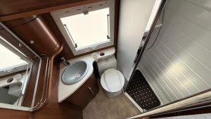 Reseña sobre AUTOCARAVANAS SIERRA NEVADA. Las mejores reseñas de AUTOCARAVANAS DE SEGUNDA MANO DE ESPAÑA. Reseña de JOSÉ FELIPE PESQUERO. En el ámbito de ventas: Alejandra nos mostró varias autocaravanas. Fue superprofesional, nos dejó nuestro espacio para poder verlas y sentirlas y no nos presionó en la compra en ningún momento. Eso, en mi opinión, la convierte en una gran vendedora, por vender desde la seguridad y no desde la necesidad. FELICIDADES POR UNA VENDEDORA ASÍ EN EL EQUIPO. Días posteriores, pedí ir con un experto y hacer una prueba dinámica. Estuvieron colaborativos y Rubén, el jefe de taller, condujo y realizó la prueba dinámica con nosotros. Este puede ser el punto más débil de la venta, porque considero que, ya de ser el comprador, el que realice la conducción, como cuando se compra un coche. Si mejorasen ese detalle, sería un 100 % de satisfacción. Rubén fue superamable, nos resolvió dudas, me ayudó a entender mejor el funcionamiento de estos motores y cómo hacerlos eternos y anotó las deficiencias ñoñas que le vimos en la autocaravana para subsanarlas. El día de la entrega nos dimos cuenta de un par de detalles y lo solucionaron inmediatamente. Genial Rubén. Otro gran valor para el equipo. A nivel legal: Yo detecté una anotación en la ficha técnica, con respecto al pesaje que no me convencía. Así se lo expuse a Amparo, que es la encargada de todo el tema de documentación y de financiación. Lo que pudo solucionar ella, lo hizo de manera eficiente y, como lo del pesaje no se encontraba con los datos suficientes, lo transmitió a la gerencia de la empresa Alex y él personalmente me llamó y accedió sin ningún problema a meter la autocaravana en báscula antes de finalizar la compra. Aunque yo la pesé, porque así lo expresé como condicionante, Alex me envió un ticket de pesaje, para que yo estuviese más tranquilo, hasta el día de la recogida. Esta atención por parte de Amparo, de Alex y de su hermano, que también intervino en solucionar, esta duda mía, fue algo que me gustó. Que unos jefes traten personalmente y no lo deleguen todo, había de la implicación y de la disposición, como así me lo transmitieron, de que buscan la satisfacción del cliente. La recogida: Nos mandaron un taxi a la estación para realizarnos de manera gratuita el traslado al concesionario. Es un detalle que se agradece. El taxista nos llamó minutos antes de nuestra llegada a la estación para confirmarnos qué nos esperaba y dónde se encontraba aparcado. Tras el pesaje y solucionar el tema financiero, a la tarde nos explicaron el funcionamiento de la autocaravana, grabando un video con un terminal de la empresa de más de 1 h. Este vídeo, al día siguiente, nos lo facilitaron con un enlace en YouTube, junto con unas fotografías que nos hicieron del momento de la entrega. Fue en esta explicación donde detectamos algunos detalles mejorables y lo solucionaron en el momento. Detalles como no tener rellena la ficha del mantenimiento del vehículo, un oscurecedores que no se desplazaba bien o un problema con el reclutamiento de la cama en isla. Si bien es cierto que esto debería estar revisado y realizado antes, no nos hicieron esperar mucho tiempo en solucionarlo. La invitación a un café y la entrega de unos detalles, fue lo que les llevó a solventar esos detalles. En resumen, una empresa que cuenta con muy buenos profesionales. Con una gerencia implicada que supo tratar a unos clientes pejigueros como nosotros. ¡GRACIAS EQUIPO!! 🙏 Gracias, Jose Felipe Pesquero, por tu detallada reseña y por confiar en Autocaravanas Sierra Nevada. Comentarios como el tuyo nos ayudan a seguir creciendo y a demostrar por qué somos, posiblemente, la mejor empresa de autocaravanas de segunda mano de España. 🔹 En el ámbito de ventas: Nos alegra enormemente que destaques la profesionalidad de Alejandra. Creemos firmemente en un trato cercano, sin presiones, donde el cliente pueda explorar y decidir con tranquilidad. Tu reconocimiento a su forma de trabajar nos motiva a seguir en esa línea. 🔹 Prueba dinámica y taller: Agradecemos tu observación sobre la conducción en la prueba dinámica. Tomamos nota de tu sugerencia para mejorar este aspecto y ofrecer una experiencia aún más completa. Nos enorgullece que valores el trabajo de Rubén, nuestro jefe de taller, por su amabilidad, conocimientos técnicos y disposición para resolver dudas y subsanar detalles al instante. Sin duda, es un pilar fundamental de nuestro equipo. 🔹 A nivel legal y documentación: Nos satisface que la atención de Amparo y la implicación directa de Álex y su hermano te transmitieran confianza y transparencia. Para nosotros es esencial, que la gerencia esté presente y cercana, resolviendo personalmente las dudas de nuestros clientes. El pesaje adicional y el ticket entregado son un ejemplo de nuestro compromiso con la tranquilidad y seguridad de quienes nos eligen. 🔹 La recogida: Nos alegra que valoraras el detalle del traslado gratuito en taxi, así como la explicación completa del funcionamiento de la autocaravana y el vídeo personalizado para que pudieras consultarlo después. También agradecemos tu comprensión respecto a los pequeños ajustes detectados en la entrega, que fueron solucionados de inmediato. Nuestro objetivo es siempre entregar el vehículo en las mejores condiciones, y tu comentario nos anima a reforzar aún más las revisiones previas. ✨ En resumen, gracias por reconocer la profesionalidad de nuestro equipo y la implicación de la gerencia. Los Clientes exigentes y atentos como vosotros nos ayudan a mejorar cada día y a mantener el nivel de excelencia que nos caracteriza. 🚐 ¡Que disfrutéis al máximo de vuestra autocaravana y de todas las aventuras que os esperan! Aquí nos tendréis siempre para acompañaros en el camino. Autocaravanas Sierra Nevada: más de 20 años de experiencia, calidad y confianza.